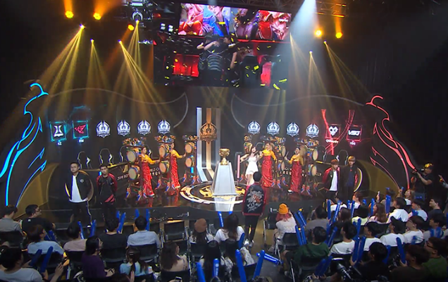 充满争议的 充满争议的